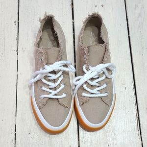 NWOT Serra memory foam canvas shoe